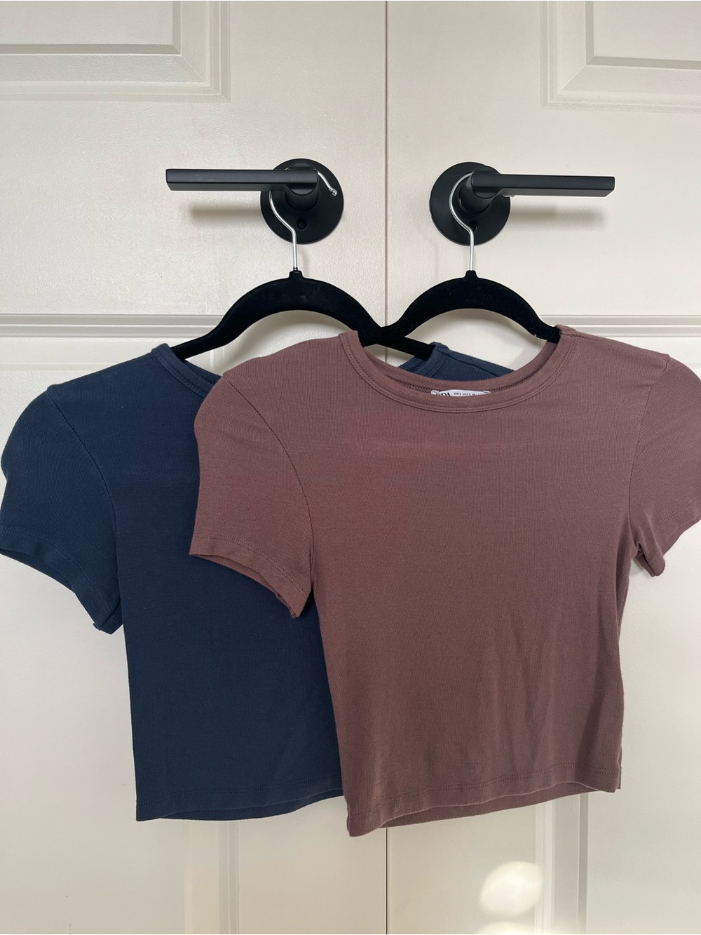 2 for 15$! Zara Women's Short Sleeve Crewneck Crop Top (2) - Brown and Navy blue